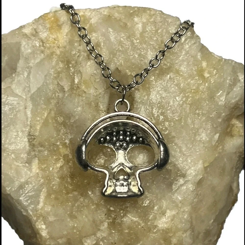 Unbranded Skull Headphones Necklace Unisex 22